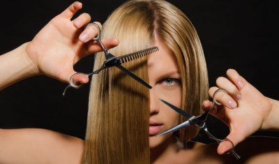 Coupe de cheveux aux ciseaux dans salon de coiffure  à Lyon Monplaisir